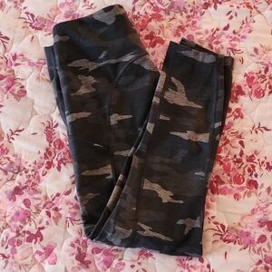 Athleta Ultimate Camo 7/8 Tight Gray Charcoal Black Camouflage Legging Euc Small